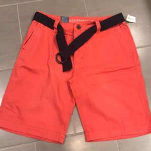 NWT Men’s coral shorts with navy belt